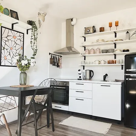 Urban Jungle 1 - Free Parking Apartment *