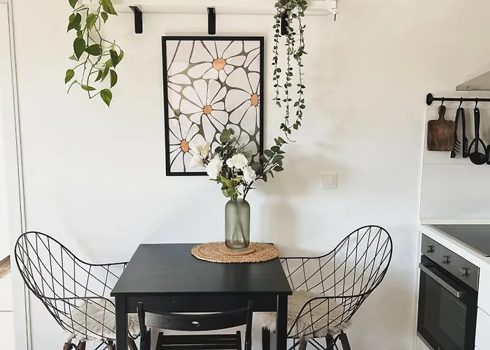 Urban Jungle 1 - Free Parking Apartment