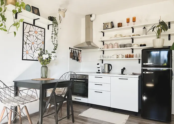 Urban Jungle 1 - Free Parking Apartment *